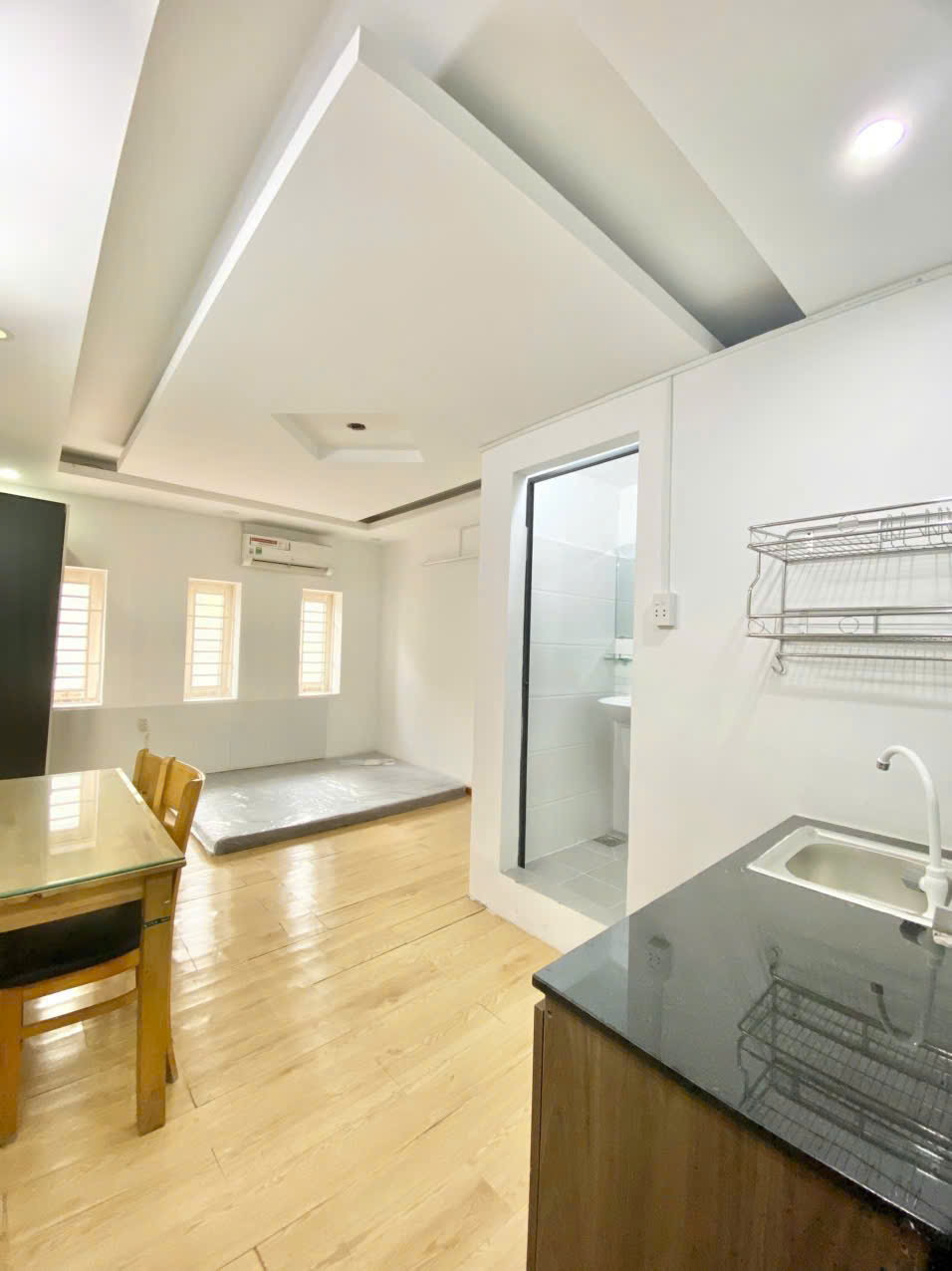 Ảnh 2 của 🏠Chỉ Còn 1 Phòng. Khu Etown-Phòng cửa sổ. Còn Giảm 1/8/2026 trống  📍Cạnh cầu Vượt Hoàng Hoa Thám và Nhà Ga Sân Bay T3. Gần Học Viện Hàng Không và Đại Học Văn Hiến.  🏠75D Nguyễn Chánh Sắt P13 Tân Bình.